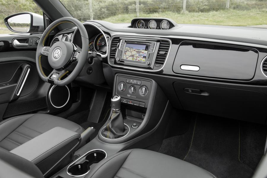  Volkswagen Beetle Dune Convertible 2016 года  (фото 11 из 32)